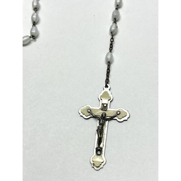 Vintage white glass Inri rosary necklace - Picture 5 of 6